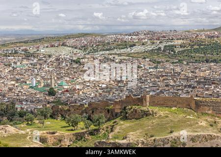 Blick aus einem hohen Winkel auf die Qarawiyin Moschee und die Al-Qarawiyin Universität in der Mitte der alten Medina von Fes. Marokko. Horizontal. Stockfoto
