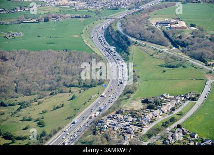 Ein Blick aus der Vogelperspektive auf dem M62 Motorway in Huddersfield, West Yorkshire, Nordengland, Großbritannien Stockfoto