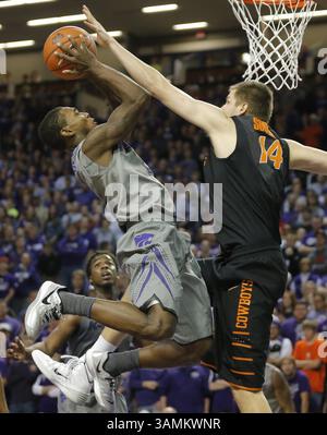4. Januar 2014 - Manhattan, KS, USA - Jevon Thomas aus Kansas geht in die Korbe gegen Marek Soucek (14) des Bundesstaates Oklahoma (14) während der ersten Halbzeit im Bramlage Coliseum in Manhattan, KS., am Samstag, 4. Januar 2014. K-State gewann 74:71. (Kreditbild: © Travis Heying/MCT/ZUMAPRESS.com) Stockfoto