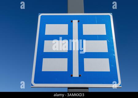 Parkplatzschild am blauen Himmel Stockfoto