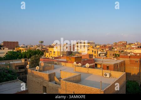 17.10.24 Gizeh, Ägypten: Aus der Vogelperspektive auf Gebäude in Slums, ärmliches Viertel um Pyramiden in Kairo, Ägypten Stockfoto