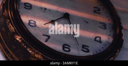 Das Zifferblatt einer antiken Uhr. Pfeile und Zeit, Vintage. Stockfoto