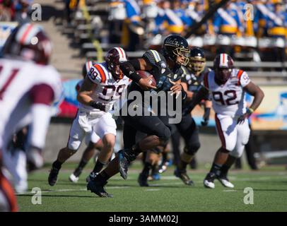 30. Dezember 2013 - El Paso, TX, Vereinigte Staaten von Amerika - 31. Dezember 2013 El Paso, TX...UCLA Quarterback (17) Brett Hundley stürzt sich auf einen ersten Rückstand während des UCLA vs Virginia Tech Football-Spiels. Die UCLA Bruins besiegten die Virginia Tech Hokies 42-12 am Dienstag, den 31. Dezember 2013 im Hyundai Sun Bowl in El Paso, Texas. (Obligatorischer Kredit: Juan Lainez / MarinMedia.org / Cal Sport Media) (vollständiger Fotograf und Kredit erforderlich)(Kredit Bild: © Juan Lainez / Marinmedia. Org/CAL Sport Media/CAL Sport Media/ZUMAPRESS.com) Stockfoto