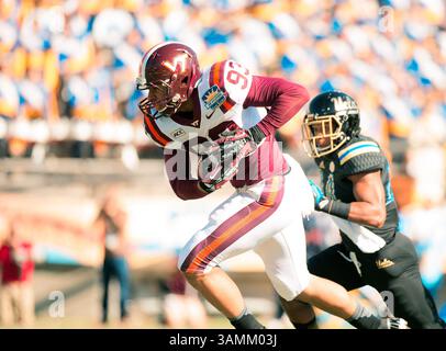 30. Dezember 2013 - El Paso, TX, Vereinigte Staaten von Amerika - 31. Dezember 2013 El Paso, TX...Virginia Tech Tight End (93) Kalvin Cline läuft während des UCLA gegen Virginia Tech Football-Spiels um die Endzone. Die UCLA Bruins besiegten die Virginia Tech Hokies 42-12 am Dienstag, den 31. Dezember 2013 im Hyundai Sun Bowl in El Paso, Texas. (Obligatorischer Kredit: Juan Lainez / MarinMedia.org / Cal Sport Media) (vollständiger Fotograf und Kredit erforderlich)(Kredit Bild: © Juan Lainez / Marinmedia. Org/CAL Sport Media/CAL Sport Media/ZUMAPRESS.com) Stockfoto