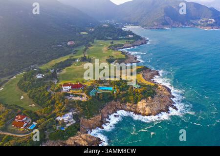 Blick aus der Vogelperspektive auf den Shek O Beach Golf Club am Meer auf Hong Kong Island. Stockfoto