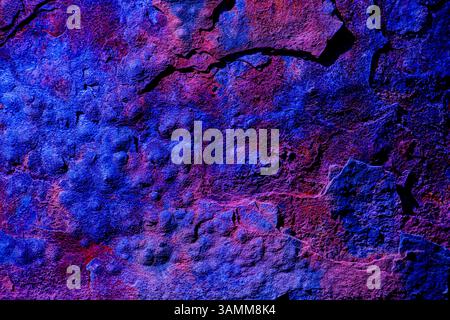 Farbenfrohe abstrakte Textur mit leuchtenden Blau- und Violetttönen für einen ausdrucksstarken künstlerischen Stil. Stockfoto