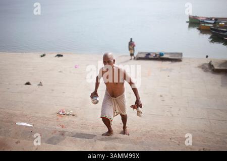 25. Dezember 2013 – Varanasi, Uttar Pradesh, Indien – Ein Hindu betet, bevor er zur heiligen Stadt Varanasi pilgert. Einige kommen, um Krankheit und Sünde im Ganges zu waschen. Andere bringen ihre Toten zum Verbrennen. Wieder andere kommen, um ihre letzten Tage hier zu leben, sterben und verbrannt zu werden, was in Varanasi die ewige Befreiung aus dem Zyklus von Geburt und Tod garantiert. Varanasi ist eine der ältesten ununterbrochen bewohnten Städte der Welt und die älteste in Indien. (Bild: © Probal Rashid/ZUMA Wire/ZUMAPRESS.com) Stockfoto