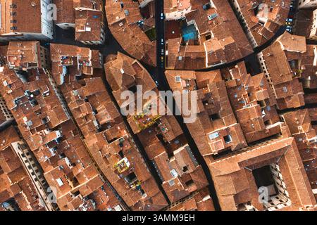 Aus der Vogelperspektive der farbenfrohen orangen Dächer in Florenz, Italien. Stockfoto