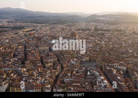 Blick aus der Vogelperspektive auf die orangen Dächer von Florenz bei Sonnenaufgang, Italien. Stockfoto