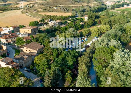 Panoramablick aus der Luft von einem Heißluftballon über die Weinberge in La Rioja, Spanien Stockfoto