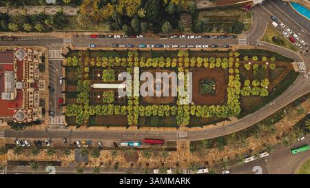 Blick aus der Vogelperspektive auf das wunderbar grüne und wunderschön organisierte Jardines de Pedro Luis Alonso, Malaga, Spanien Stockfoto