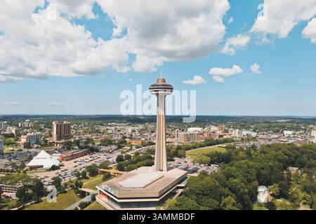 Blick aus der Vogelperspektive auf den Skylon Tower mit wunderschönen Wolken in der Nähe der Niagarafälle, Kanada. Stockfoto