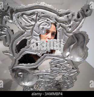 Elizabeth Xi Bauer Gallery, Exmouth Market, London, Großbritannien. April 2025. Days Nights ist eine gemeinsame Ausstellung von Werken von Abraham Kritzman (* 1983) und Philippe Van Snick (1946–2019), die bis zum 8. Juni stattfindet. Bild: Abraham Kritzman, Seiten der Liebe 1-10, 2025. Skulpturen aus Aluminiumguss, Deckenaufhängung. Quelle: Malcolm Park/Alamy Live News Stockfoto