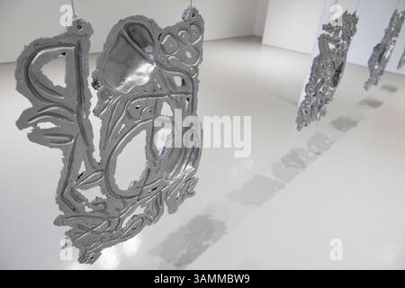 Elizabeth Xi Bauer Gallery, Exmouth Market, London, Großbritannien. April 2025. Days Nights ist eine gemeinsame Ausstellung von Werken von Abraham Kritzman (* 1983) und Philippe Van Snick (1946–2019), die bis zum 8. Juni stattfindet. Bild: Abraham Kritzman, Seiten der Liebe 1-10, 2025. Skulpturen aus Aluminiumguss, Deckenaufhängung. Quelle: Malcolm Park/Alamy Live News Stockfoto
