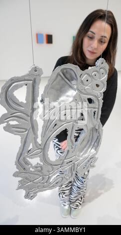 Elizabeth Xi Bauer Gallery, Exmouth Market, London, Großbritannien. April 2025. Days Nights ist eine gemeinsame Ausstellung von Werken von Abraham Kritzman (* 1983) und Philippe Van Snick (1946–2019), die bis zum 8. Juni stattfindet. Bild: Abraham Kritzman, Seiten der Liebe 1-10, 2025. Skulpturen aus Aluminiumguss, Deckenaufhängung. Quelle: Malcolm Park/Alamy Live News Stockfoto