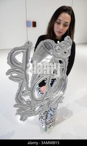 Elizabeth Xi Bauer Gallery, Exmouth Market, London, Großbritannien. April 2025. Days Nights ist eine gemeinsame Ausstellung von Werken von Abraham Kritzman (* 1983) und Philippe Van Snick (1946–2019), die bis zum 8. Juni stattfindet. Bild: Abraham Kritzman, Seiten der Liebe 1-10, 2025. Skulpturen aus Aluminiumguss, Deckenaufhängung. Quelle: Malcolm Park/Alamy Live News Stockfoto