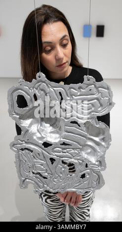 Elizabeth Xi Bauer Gallery, Exmouth Market, London, Großbritannien. April 2025. Days Nights ist eine gemeinsame Ausstellung von Werken von Abraham Kritzman (* 1983) und Philippe Van Snick (1946–2019), die bis zum 8. Juni stattfindet. Bild: Abraham Kritzman, Seiten der Liebe 1-10, 2025. Skulpturen aus Aluminiumguss, Deckenaufhängung. Quelle: Malcolm Park/Alamy Live News Stockfoto