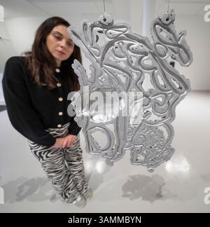 Elizabeth Xi Bauer Gallery, Exmouth Market, London, Großbritannien. April 2025. Days Nights ist eine gemeinsame Ausstellung von Werken von Abraham Kritzman (* 1983) und Philippe Van Snick (1946–2019), die bis zum 8. Juni stattfindet. Bild: Abraham Kritzman, Seiten der Liebe 1-10, 2025. Skulpturen aus Aluminiumguss, Deckenaufhängung. Quelle: Malcolm Park/Alamy Live News Stockfoto