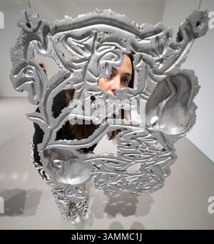 Elizabeth Xi Bauer Gallery, Exmouth Market, London, Großbritannien. April 2025. Days Nights ist eine gemeinsame Ausstellung von Werken von Abraham Kritzman (* 1983) und Philippe Van Snick (1946–2019), die bis zum 8. Juni stattfindet. Bild: Abraham Kritzman, Seiten der Liebe 1-10, 2025. Skulpturen aus Aluminiumguss, Deckenaufhängung. Quelle: Malcolm Park/Alamy Live News Stockfoto