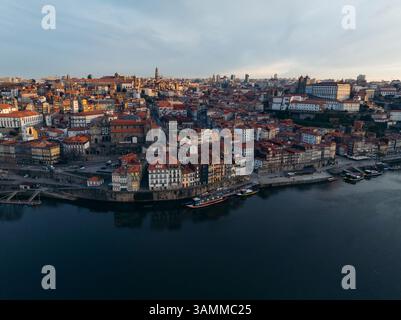 Blick aus der Vogelperspektive auf das wunderschöne mittelalterliche Stadtbild mit historischen Gebäuden und malerischer Uferpromenade entlang des Flusses, Vila Nova de Gaia, Porto, Portugal. Stockfoto