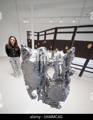 Elizabeth Xi Bauer Gallery, Exmouth Market, London, Großbritannien. April 2025. Days Nights ist eine gemeinsame Ausstellung von Werken von Abraham Kritzman (* 1983) und Philippe Van Snick (1946–2019), die bis zum 8. Juni stattfindet. Bild: Abraham Kritzman, Seiten der Liebe 1-10, 2025. Skulpturen aus Aluminiumguss, Deckenaufhängung. Quelle: Malcolm Park/Alamy Live News Stockfoto