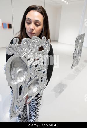 Elizabeth Xi Bauer Gallery, Exmouth Market, London, Großbritannien. April 2025. Days Nights ist eine gemeinsame Ausstellung von Werken von Abraham Kritzman (* 1983) und Philippe Van Snick (1946–2019), die bis zum 8. Juni stattfindet. Bild: Abraham Kritzman, Seiten der Liebe 1-10, 2025. Skulpturen aus Aluminiumguss, Deckenaufhängung. Quelle: Malcolm Park/Alamy Live News Stockfoto