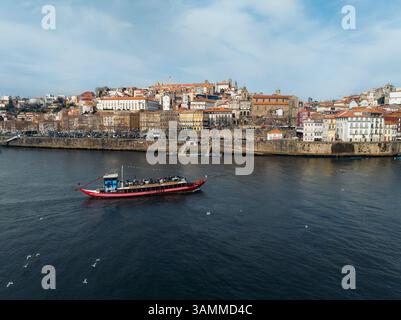 Blick aus der Vogelperspektive auf die wunderschöne Stadtlandschaft entlang des Flusses Douro mit pulsierender Uferpromenade und historischer Architektur, Santa Marinha, Vila Nova de Gaia, Porto, Portugal. Stockfoto