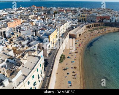 Blick aus der Vogelperspektive auf das malerische Gallipoli mit historischen Gebäuden und Sandstrand am Mittelmeer, Lecce, Italien. Stockfoto