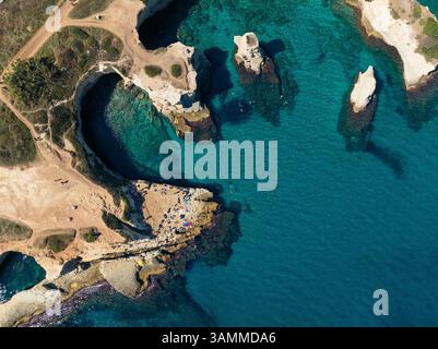 Blick aus der Vogelperspektive auf den Strand torre sant'andrea mit zerklüfteten Klippen und türkisfarbenem Wasser, Melendugno, Lecce, Italien. Stockfoto
