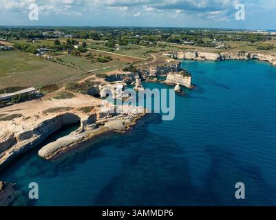 Blick aus der Vogelperspektive auf den Strand Torre Sant'Andrea mit zerklüfteten Klippen und dem ruhigen blauen Meer, Melendugno, Lecce, Italien. Stockfoto