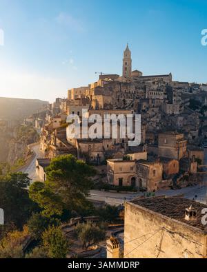 Blick aus der Vogelperspektive auf den historischen Dom von Matera inmitten malerischer Steinbauten in der antiken Stadt Matera, Matera, Italien. Stockfoto