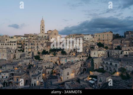 Blick aus der Vogelperspektive auf den historischen Duomo di Matera und mittelalterliche Gebäude in der Altstadt bei Sonnenuntergang, Matera, Basilicata, Italien. Stockfoto