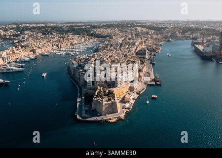 Blick aus der Vogelperspektive auf die pulsierende Stadtlandschaft mit historischer Architektur und malerischem Hafen entlang der Küste, Valletta, Malta. Stockfoto