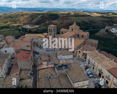 Blick aus der Vogelperspektive auf die historische Cattedrale di santa maria assunta und mittelalterliche Dächer in der malerischen Stadt Irsina, Matera, Italien. Stockfoto