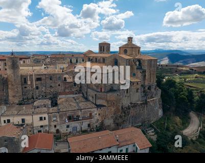 Blick aus der Vogelperspektive auf die Cattedrale di santa maria assunta und historische Gebäude in der malerischen Altstadt, Irsina, Matera, Italien. Stockfoto