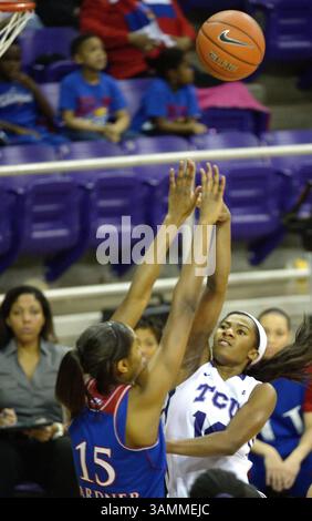 8. Januar 2014 - Fort Worth, TX, USA - die TCU Horned Frogs Guard Zahna Medley (14) schießt am Mittwoch, 8. Januar 2014, über Kansas Jayhawks Forward Chelsea Gardner (15) im Daniel-Meyer Coliseum in Fort Worth, Texas. (Kreditbild: © Max Faulkner/MCT/ZUMAPRESS.com) Stockfoto