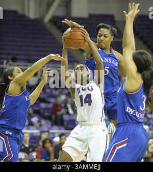 8. Januar 2014 – Fort Worth, TX, USA – Kansas Jayhawks Stürmer Bunny Williams (5) blockiert einen Schuss von Zahna Medley (14) während der ersten Halbzeit im Daniel-Meyer Coliseum in Fort Worth, Texas, am Mittwoch, den 8. Januar 2014. (Kreditbild: © Max Faulkner/MCT/ZUMAPRESS.com) Stockfoto