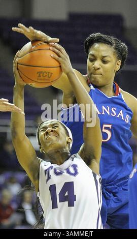 8. Januar 2014 – Fort Worth, TX, USA – Kansas Jayhawks Stürmer Bunny Williams (5) blockiert einen Schuss von Zahna Medley (14) während der ersten Halbzeit im Daniel-Meyer Coliseum in Fort Worth, Texas, am Mittwoch, den 8. Januar 2014. (Kreditbild: © Max Faulkner/MCT/ZUMAPRESS.com) Stockfoto