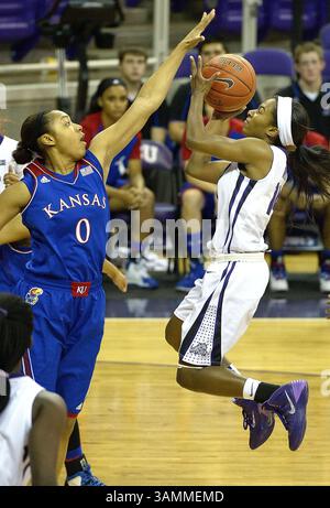 8. Januar 2014 - Fort Worth, TX, USA - Kansas Jayhawks Wächter Asia Boyd (0) blockiert einen Schuss von Zahna Medley (14) während der ersten Halbzeit im Daniel-Meyer Coliseum in Fort Worth, Texas, am Mittwoch, den 8. Januar 2014. (Kreditbild: © Max Faulkner/MCT/ZUMAPRESS.com) Stockfoto
