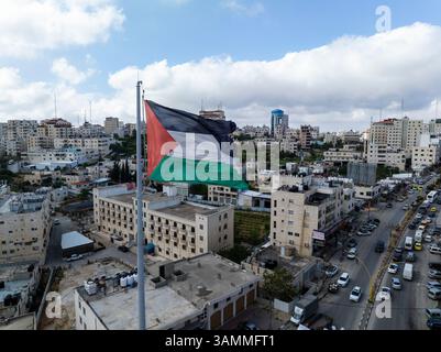 Aus der Vogelperspektive auf die geschäftige Stadtlandschaft mit lebhafter Skyline und moderner Architektur, Hebron, Palästina. Stockfoto