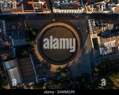 Aus der Vogelperspektive auf die historische Stierkampfarena und die traditionellen Gebäude in der malerischen Altstadt Ronda, Spanien. Stockfoto
