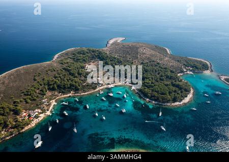 Blick aus der Vogelperspektive auf die idyllische Küste mit türkisfarbenem Meer und Booten, Hvar, Kroatien. Stockfoto