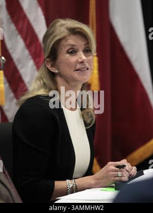 9. Januar 2014 - Arlington, Texas, USA - Senator Wendy Davis, Kandidat für das Amt des Gouverneurs von Texas, nimmt am Donnerstag, 9. Januar 2014, an einem Rundtisch für Bildung in Arlington, Texas Teil. (Kreditbild: © Ron T. Ennis/MCT/ZUMAPRESS.com) Stockfoto