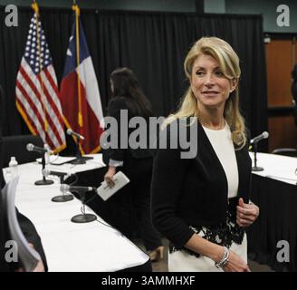 9. Januar 2014 - Arlington, Texas, USA - Senator Wendy Davis, Kandidat für das Amt des Gouverneurs von Texas, nimmt am Donnerstag, 9. Januar 2014, an einem Rundtisch für Bildung in Arlington, Texas Teil. (Kreditbild: © Ron T. Ennis/MCT/ZUMAPRESS.com) Stockfoto