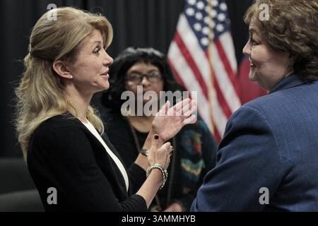 9. Januar 2014 - Arlington, Texas, USA - Senator Wendy Davis, Kandidat für das Amt des Gouverneurs von Texas, links, spricht mit Shirley Mukendi und Rena Honea nach einem Rundtisch im Bildungsbereich in Arlington, Texas, am Donnerstag, 9. Januar 2014. (Kreditbild: © Ron T. Ennis/MCT/ZUMAPRESS.com) Stockfoto