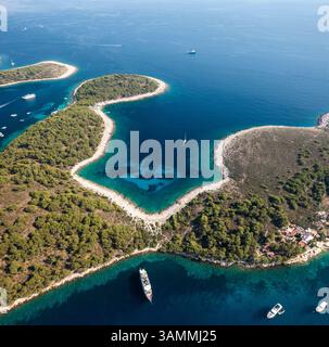 Blick aus der Vogelperspektive auf die wunderschöne türkisfarbene Küste mit Booten und ruhigen Stränden, Hvar, Kroatien. Stockfoto