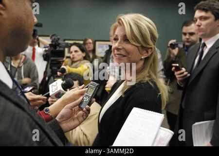 9. Januar 2014 - Arlington, Texas, USA - Senator des Bundesstaates Texas Wendy Davis, Kandidat für das Amt des Gouverneurs von Texas, spricht mit Reportern nach einem Rundtisch im Bildungsbereich in Arlington, Texas, am Donnerstag, den 9. Januar 2014. (Kreditbild: © Ron T. Ennis/MCT/ZUMAPRESS.com) Stockfoto