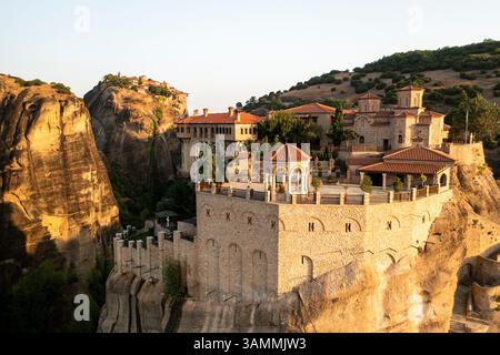 Blick aus der Vogelperspektive auf wunderschöne Klöster auf felsigen Klippen inmitten einer malerischen Landschaft, Kastraki, Griechenland. Stockfoto