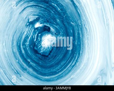 Abstraktes Bild mit wirbelnder blau-weißer Farbstruktur, die einen dynamischen Wirbel bildet. Сreative handgemalter Hintergrund. Geeignet für den Einsatz in kreativen des Stockfoto