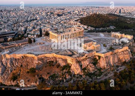 Blick aus der Vogelperspektive auf die antike Akropolis mit wunderschönen Tempeln und historischen Ruinen bei Sonnenuntergang, Athen, Griechenland. Stockfoto